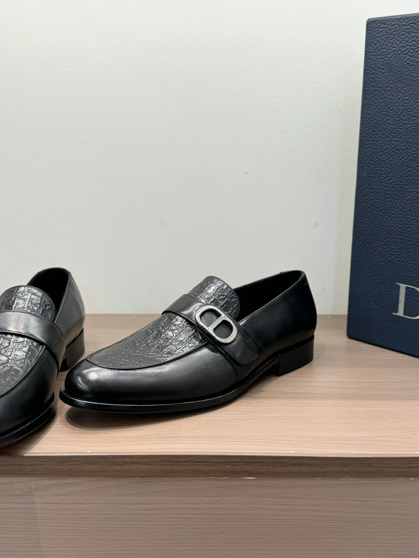 [Dior Dior] Top P: 960💰 Standard code 39-44 (38.45.46 custom-made, non-refundable and non-exchangeable) Dior Dior's latest high-end men's boutique casual leather shoes, the upper is carefully made of black cowhide/open-edge beaded leather/high-mercerized frosted cowhide, the classic silhouette shows elegance, and the upper strap is matched with a metal-coated CD Icon decorative buckle to enhance the style. Comfortable and lightweight, the Italian leather sole features anti-slip rubber inserts. The Blake structured leather sole with anti-slip details showcases Dio*'s exceptional craftsmanship. Elegant and refined, it can be matched with all kinds of suits.